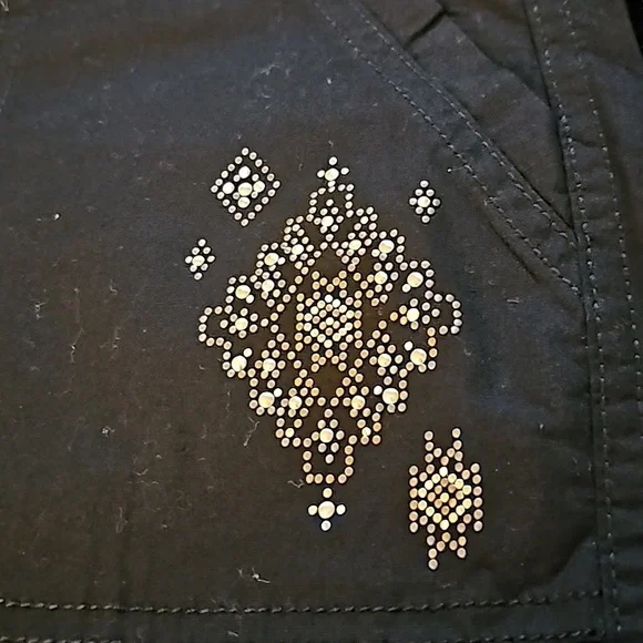 St. John's Bay Midrise Black Capris Size 8 - Picture 3 of 4